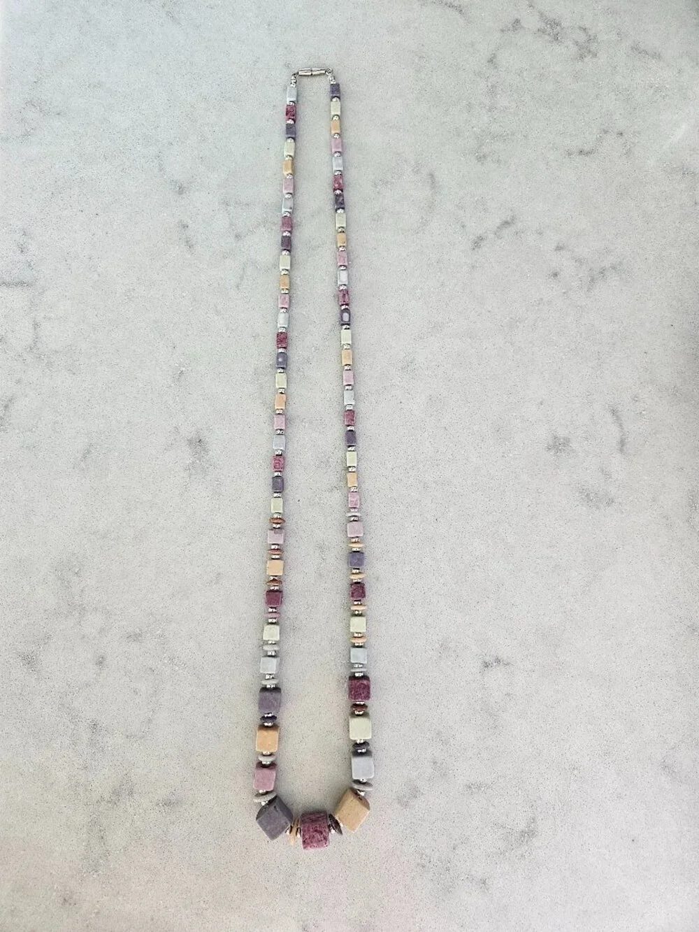 RARE & VINTAGE NECKLACE W/ CUBES & DISKS IN MUTED TONES OF ROSE, PLUM, TAN, GRAY